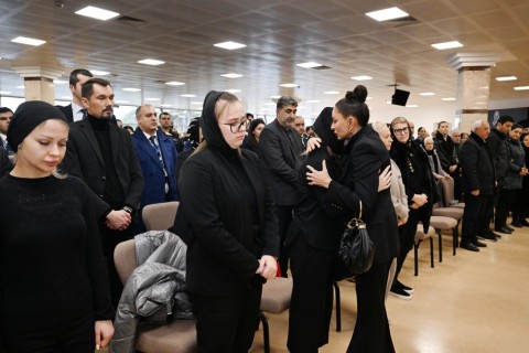 Prezident İlham Əliyev təyyarə qəzasında həlak olan ekipaj üzvlərinin vida mərasimində iştirak edib - FOTO