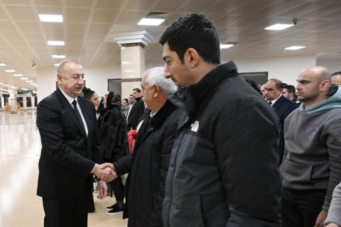 Prezident İlham Əliyev təyyarə qəzasında həlak olan ekipaj üzvlərinin vida mərasimində iştirak edib - FOTO