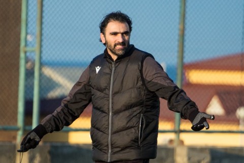 Vaqif Cavadov məşqçi axtarır