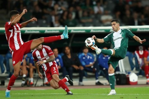 Olympiacos drops points after playing with 10 men