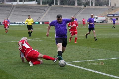 Tofiq Bəhramovun 100 illiyi münasibətilə yubiley matçı futbol veteranlarının qələbəsi ilə bitib - FOTO