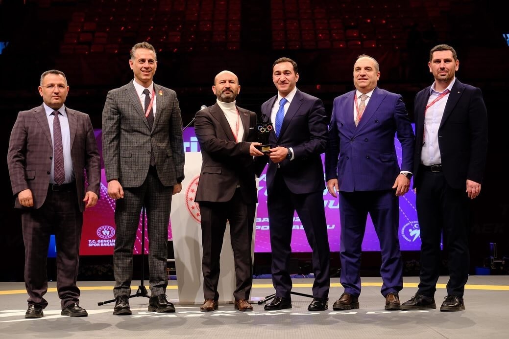 Commemorative gift presented to the Azerbaijan Taekwondo Federation - PHOTO