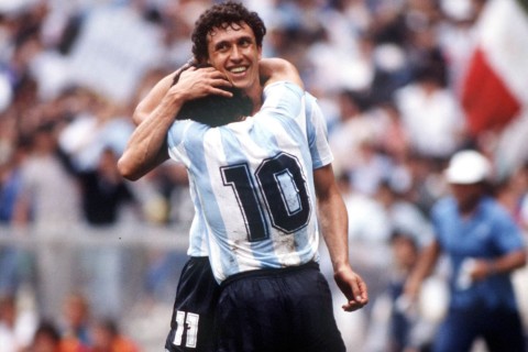 Argentinalı futbol veteranı: "Maradonanı Messidən üç dəfə çox vurub yerə yıxıblar"