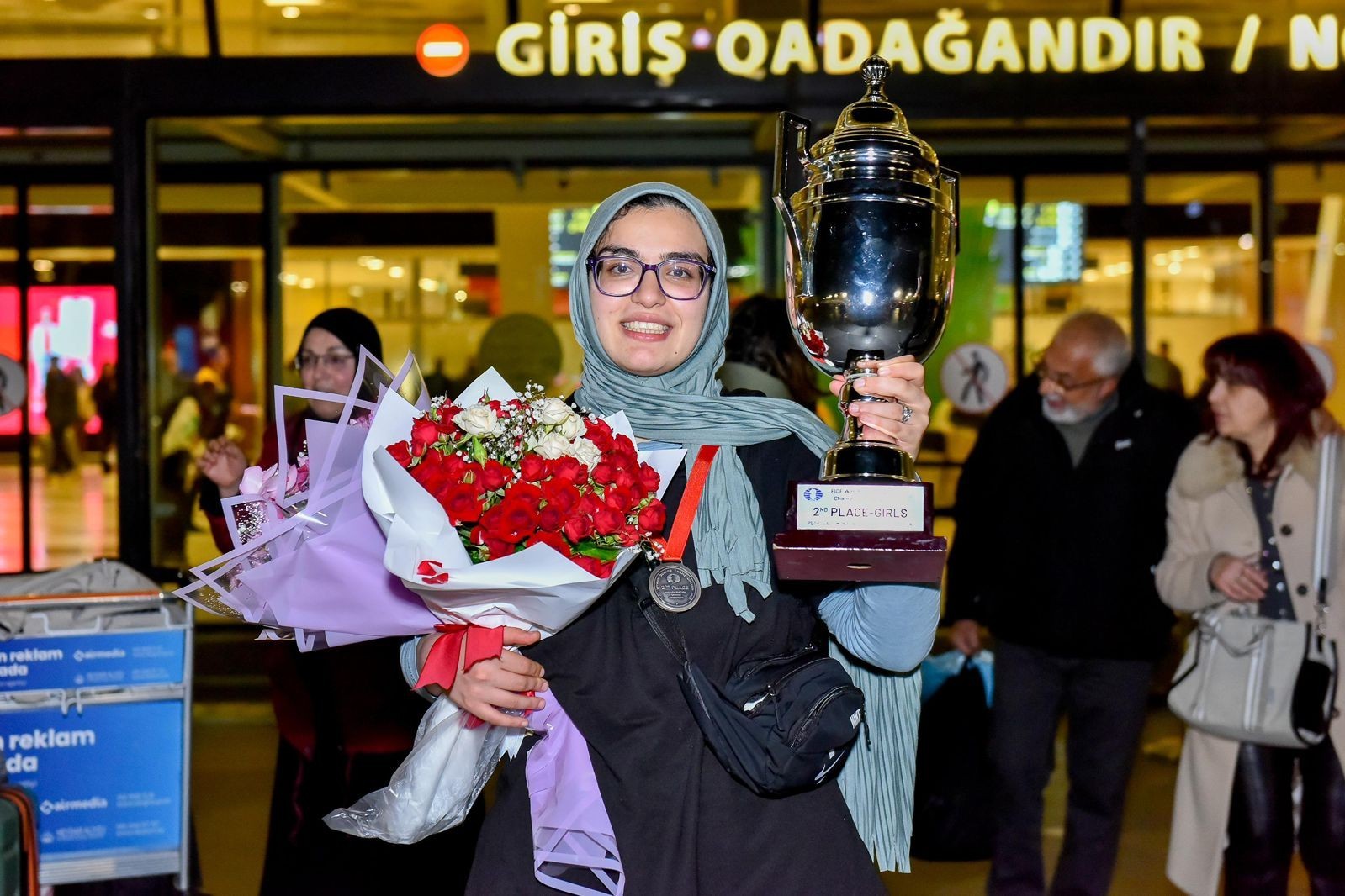 Dünya çempionatının gümüş mükafatçısı Vətənə qayıdıb - FOTO