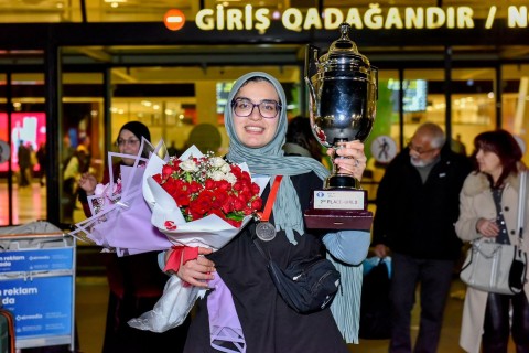 Dünya çempionatının gümüş mükafatçısı Vətənə qayıdıb - FOTO