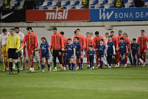 Millinin futbolçuları meydana şəhid övladları ilə çıxıblar - FOTO